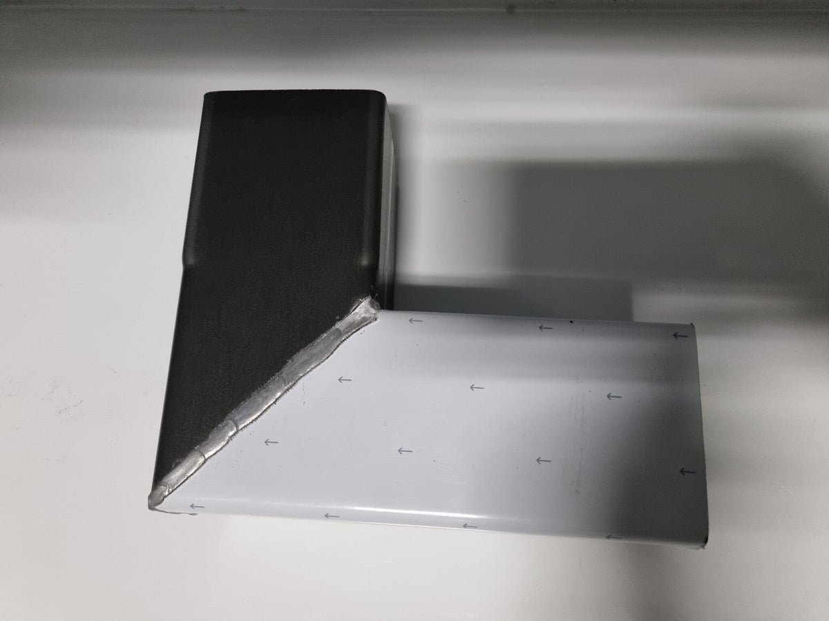 Zwarte vierkante regenpijpbocht 80×80 mm 90 graden (87°) ANTHRA-ZINC