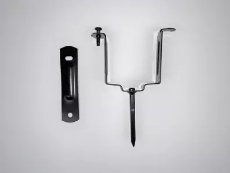 Zwarte vierkante beugel 100×100 mm met inslagpen 10 cm